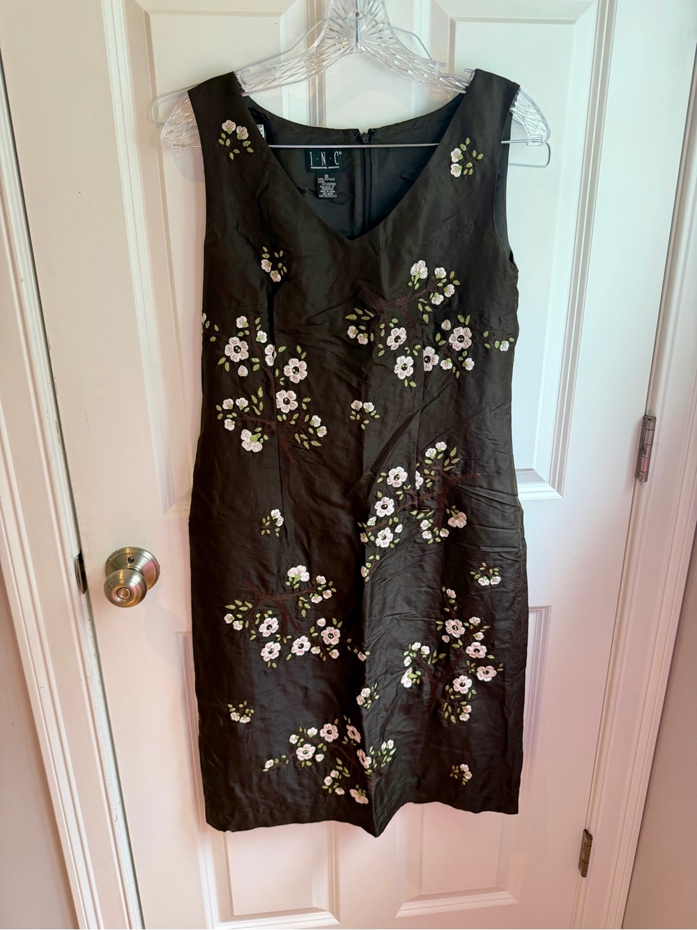 Gorgeous brown silk embroidered dress - Picture 2 of 5